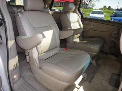 toyota sienna 2006 lt  gray van xle limited 7 passenger gasoline 6 cylinders all whee drive automatic 45036