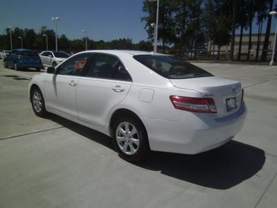 toyota camry 2011 white sedan le gasoline 4 cylinders front wheel drive automatic 75503