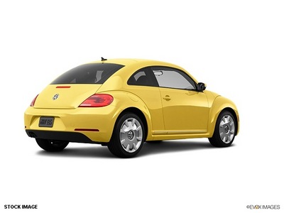 volkswagen beetle 2012 yellow hatchback 2 5 pzev gasoline 5 cylinders front wheel drive 6 speed automatic 56001