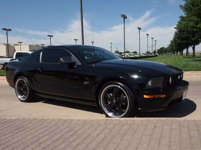 ford mustang 2005 black coupe gt deluxe gasoline 8 cylinders rear wheel drive 5 speed manual 76018