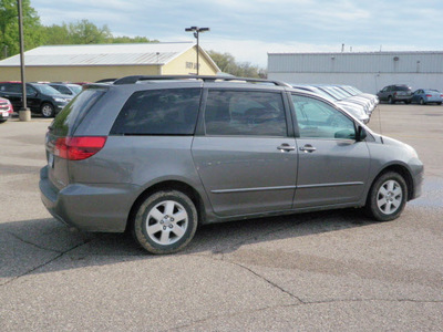 toyota sienna 2005 dk  gray van le 7 passenger gasoline 6 cylinders front wheel drive automatic 55318