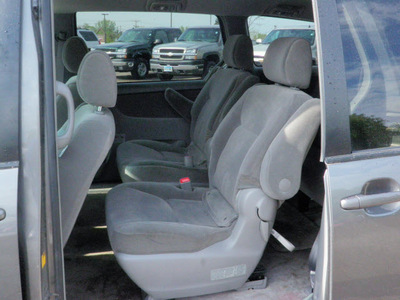 toyota sienna 2005 dk  gray van le 7 passenger gasoline 6 cylinders front wheel drive automatic 55318