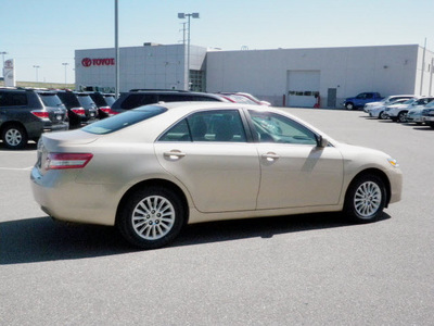 toyota camry 2010 gold sedan le gasoline 4 cylinders front wheel drive automatic 56001