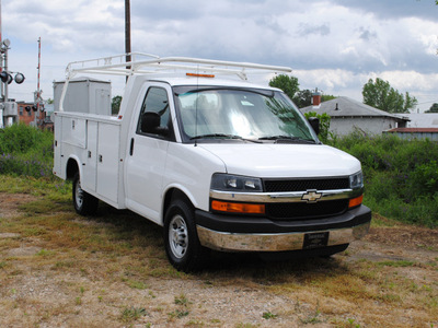 chevrolet g1500 2001 white 8 cylinders automatic 27591