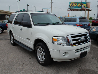 ford expedition 2008 white suede suv xlt gasoline 8 cylinders 2 wheel drive automatic with overdrive 67210
