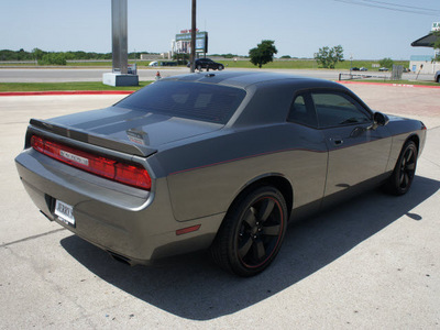 dodge challenger 2010 gray coupe r t gasoline 8 cylinders rear wheel drive automatic 76087