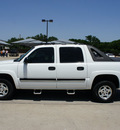 chevrolet avalanche 2005 white flex fuel 8 cylinders rear wheel drive automatic 76087