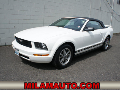 ford mustang 2005 white v6 gasoline 6 cylinders rear wheel drive automatic 98371