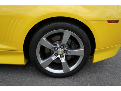 chevrolet camaro 2010 yellow coupe ss gasoline 8 cylinders rear wheel drive 6 speed manual 07712