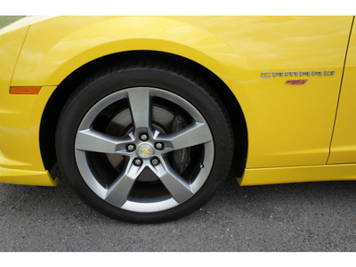 chevrolet camaro 2010 yellow coupe ss gasoline 8 cylinders rear wheel drive 6 speed manual 07712