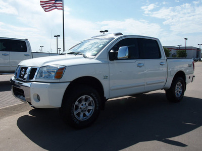 nissan titan 2004 white le gasoline 8 cylinders 4 wheel drive automatic 76018