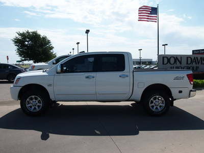 nissan titan 2004 white le gasoline 8 cylinders 4 wheel drive automatic 76018