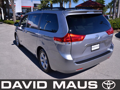 toyota sienna 2012 silver van le gasoline 6 cylinders front wheel drive automatic 32771