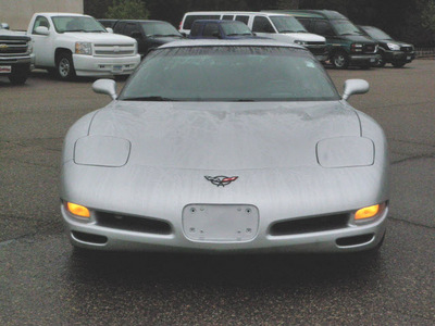 chevrolet corvette 2002 silver coupe gasoline 8 cylinders rear wheel drive automatic with overdrive 55318