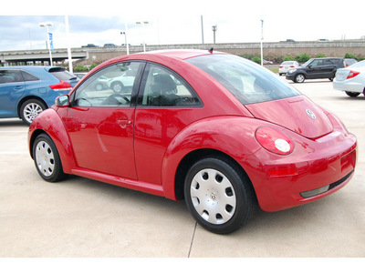 volkswagen new beetle 2010 red hatchback gasoline 5 cylinders front wheel drive autostick 77065