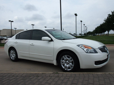 nissan altima 2009 white sedan 2 5 s gasoline 4 cylinders front wheel drive automatic 76018