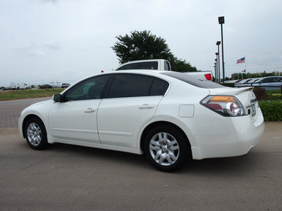 nissan altima 2009 white sedan 2 5 s gasoline 4 cylinders front wheel drive automatic 76018