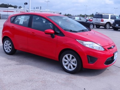 ford fiesta 2012 red hatchback se gasoline 4 cylinders front wheel drive 4 speed automatic 77388