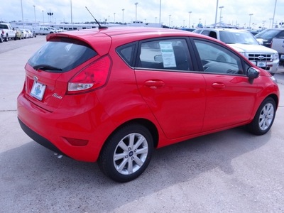 ford fiesta 2012 red hatchback se gasoline 4 cylinders front wheel drive 4 speed automatic 77388