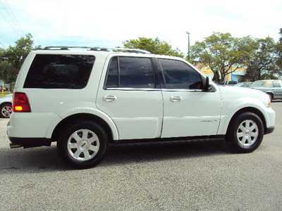 lincoln navigator 2005 white suv w sunroof w dvd gasoline 8 cylinders rear wheel drive automatic 32901