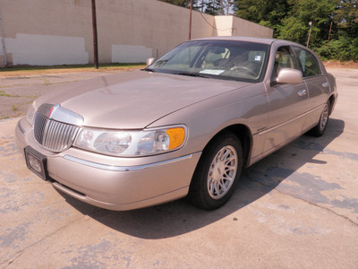 lincoln town car 1999 beige sedan signature gasoline v8 rear wheel drive automatic 28217