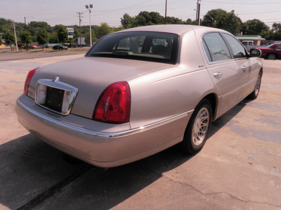 lincoln town car 1999 beige sedan signature gasoline v8 rear wheel drive automatic 28217