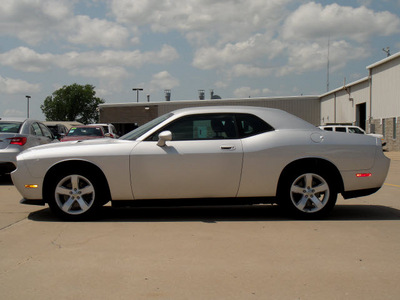 dodge challenger 2010 silver coupe se gasoline 6 cylinders rear wheel drive automatic 62034