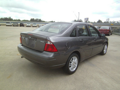 ford focus 2006 dk  gray sedan zx4 se gasoline 4 cylinders front wheel drive automatic 75503