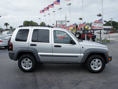 jeep liberty 2005 silver suv sport diesel 4 cylinders 4 wheel drive automatic 33021