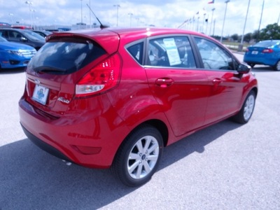 ford fiesta 2012 red hatchback se gasoline 4 cylinders front wheel drive 4 speed automatic 77388