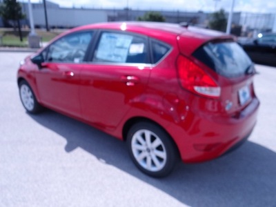 ford fiesta 2012 red hatchback se gasoline 4 cylinders front wheel drive 4 speed automatic 77388