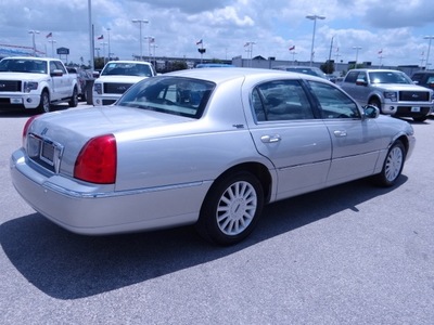 lincoln town car 2005 silver sedan signature gasoline 8 cylinders rear wheel drive 4 speed automatic 77388