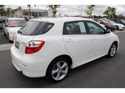 toyota matrix 2010 white hatchback s gasoline 4 cylinders front wheel drive automatic 91761