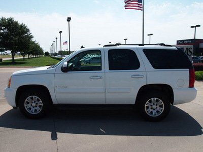 gmc yukon 2007 white suv gasoline 8 cylinders rear wheel drive automatic 76018