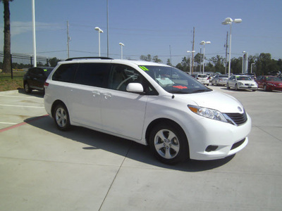 toyota sienna 2011 white van le 8 passenger gasoline 6 cylinders front wheel drive automatic 75503