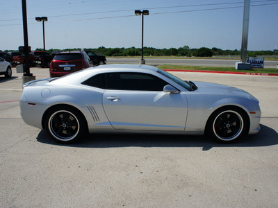 chevrolet camaro 2010 silver coupe ss gasoline 8 cylinders rear wheel drive automatic 76087