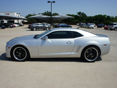 chevrolet camaro 2010 silver coupe ss gasoline 8 cylinders rear wheel drive automatic 76087