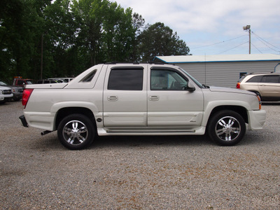 chevrolet avalanche 2005 beige ultimate lx southern comfort flex fuel 8 cylinders rear wheel drive automatic 27569