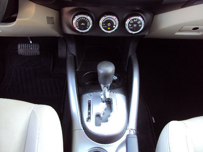 mitsubishi outlander 2010 white suv se gasoline 6 cylinders front wheel drive automatic 32901