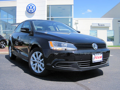 volkswagen jetta 2012 black sedan se gasoline 5 cylinders front wheel drive 6 speed automatic 46410