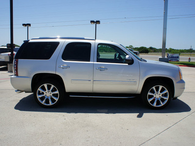 gmc yukon 2011 silver suv denali flex fuel 8 cylinders all whee drive automatic 76087