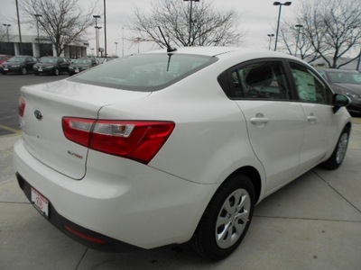 kia rio 2013 white sedan gasoline 4 cylinders front wheel drive 6 speed automatic 43228