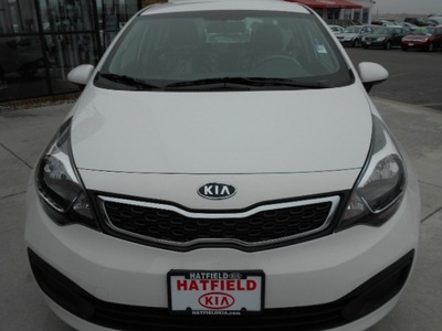 kia rio 2013 white sedan gasoline 4 cylinders front wheel drive 6 speed automatic 43228