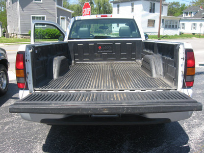 gmc sierra 1500 classic 2007 white pickup truck work truck gasoline 6 cylinders rear wheel drive automatic 45840