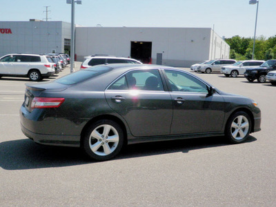 toyota camry 2010 dk  gray sedan se gasoline 4 cylinders front wheel drive automatic 56001
