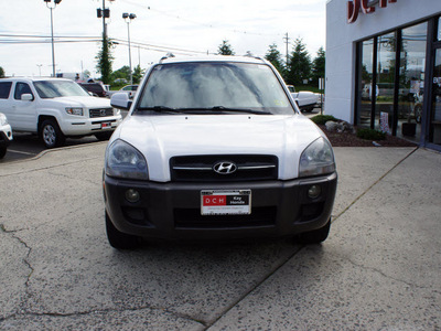 hyundai tucson 2006 white suv gls gasoline 6 cylinders 4 wheel drive automatic 07724