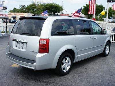 dodge grand caravan 2010 silver van sxt gasoline 6 cylinders front wheel drive automatic 33021