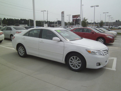 toyota camry 2010 white sedan xle gasoline 4 cylinders front wheel drive automatic 75503