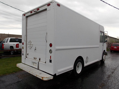 freightliner utilimaster 1998 white diesel automatic 14224