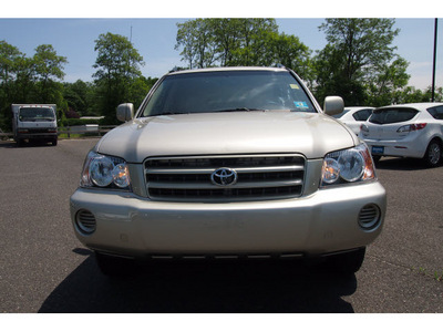 toyota highlander 2002 gold suv gasoline 6 cylinders all whee drive automatic with overdrive 07702